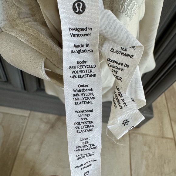 Lululemon size 0 bone textured shorts - Picture 3 of 4